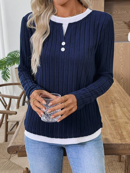 Dame-langærmet bluse i ribstrik med Henley-udskæring, marineblå
