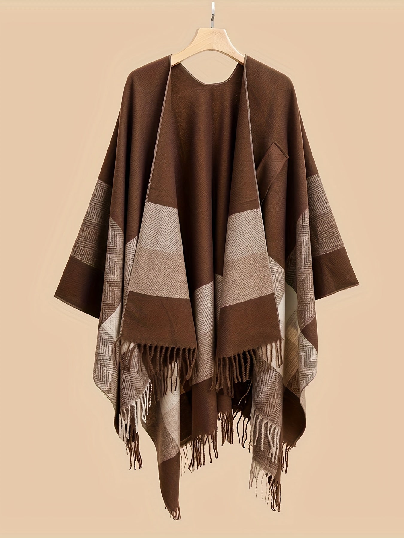 Poncho capa de mujer con flecos y frente abierto