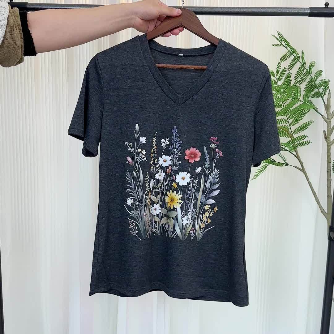 Dame T-skjorte med V-hals og blomsterprint – Løs sommer fritidsskjorte
