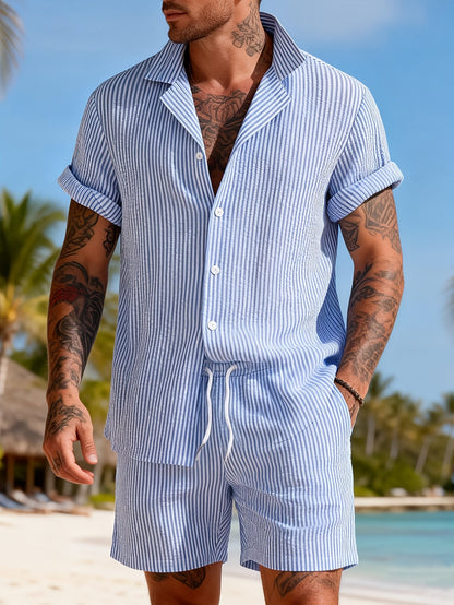 Conjunto para hombre de dos piezas – Atuendo de verano a rayas con camisa de manga corta y pantalones cortos – Estilo vacacional casual y elegante