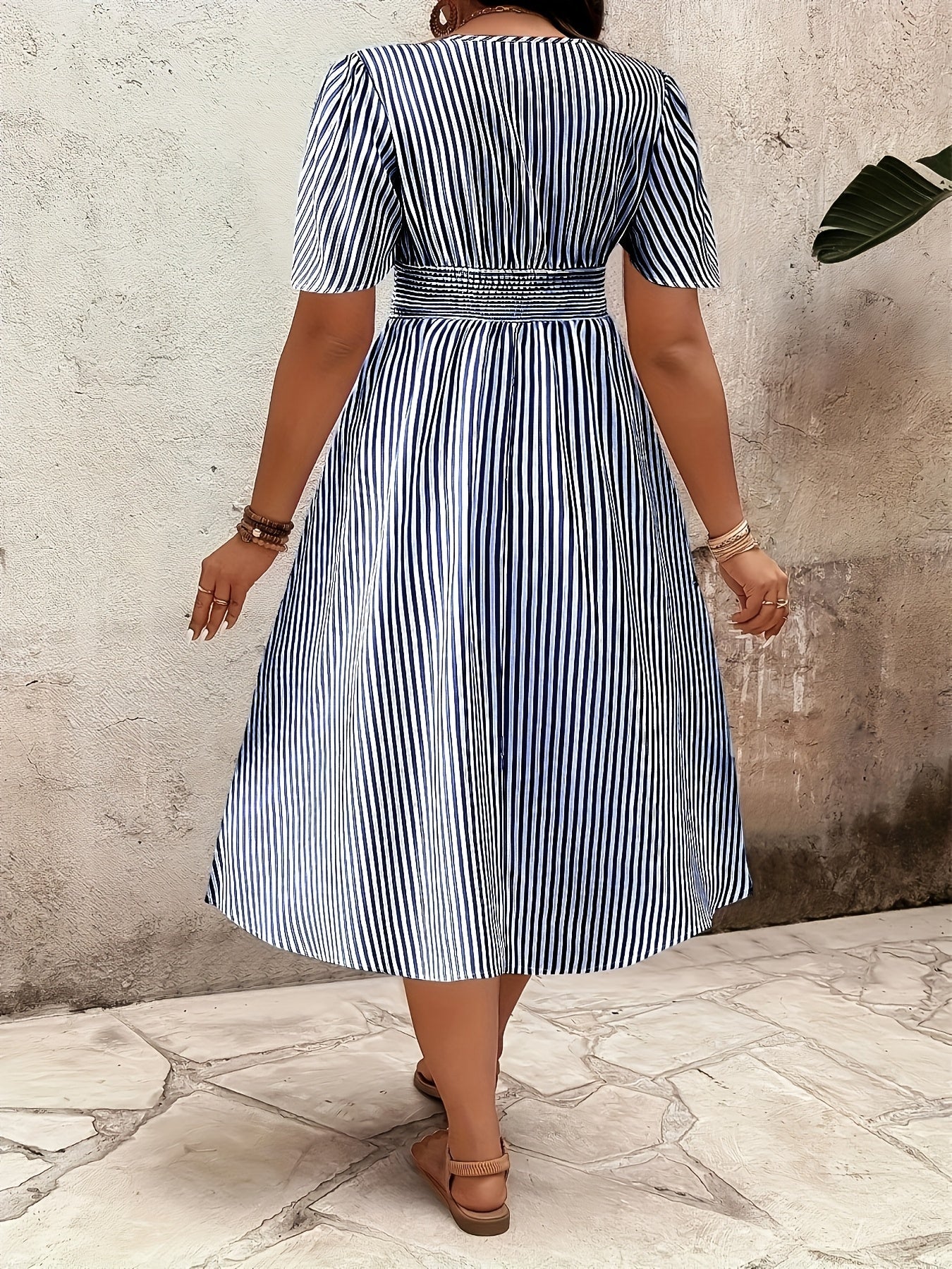 Robe midi élégante rayée pour femme avec décolleté en V et taille froncée – Parfaite pour le quotidien et les occasions spéciales