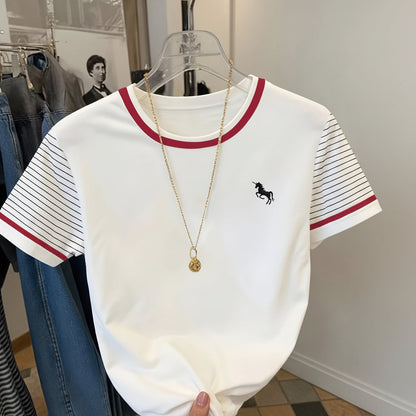 Damska koszulka z logo jednorożca i rękawami w paski – casualowy streetstyle
