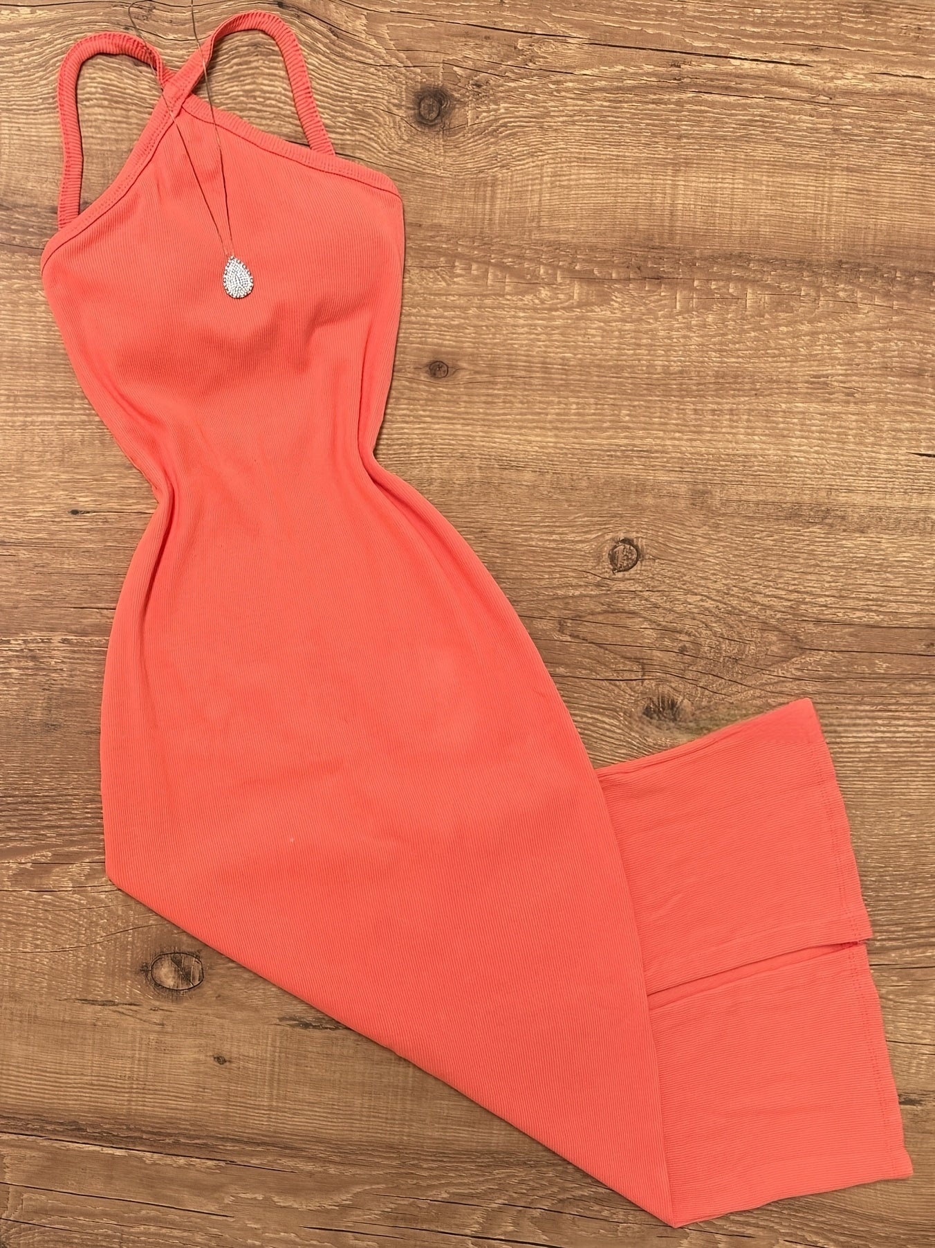 Dame bodycon midikjole med halterneck og moderne, figursyet snit – Perfekt til sommer og fritid