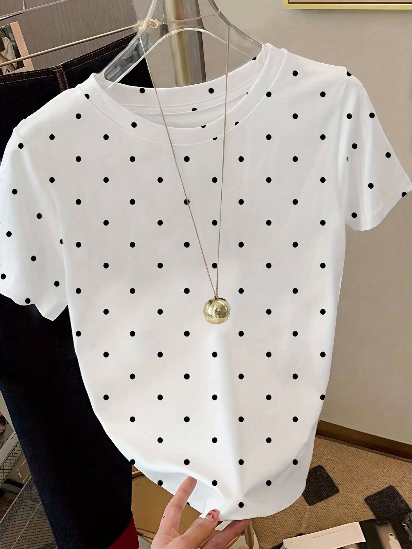 Dame T-shirt med Prikker – Elegant Fritidsstil til Sommeren