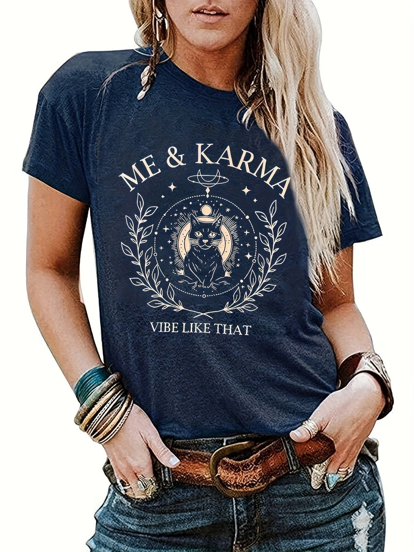 Damska koszulka vintage z kotem i napisem „Me & Karma – Vibe Like That” – mistyczna, swobodna, codzienna