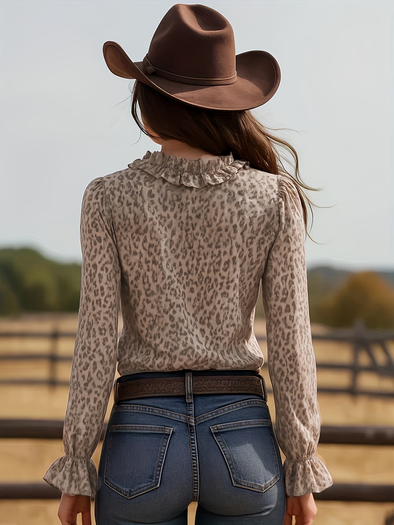 Chemisier femme élégant avec volants et motif léopard – Encolure en V tendance pour loisirs et sorties