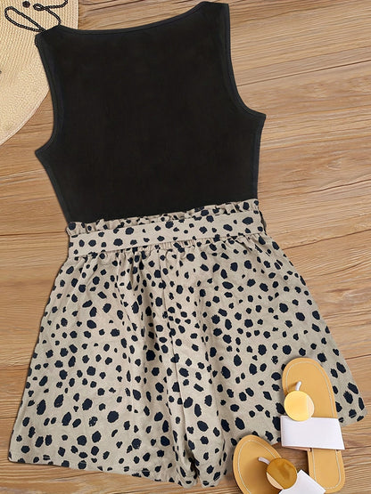 Dame elegant sommersett med ermeløs topp og prikkete shorts – moteriktig fritidslook