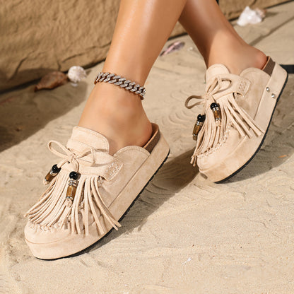 Damskie mokasyny-klapki z frędzlami i perłowymi detalami – vintage'owe pantofle na lato i czas wolny