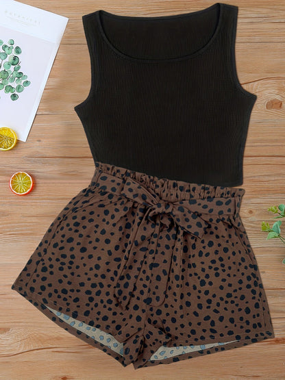 Dame elegant sommersett med ermeløs topp og prikkete shorts – moteriktig fritidslook