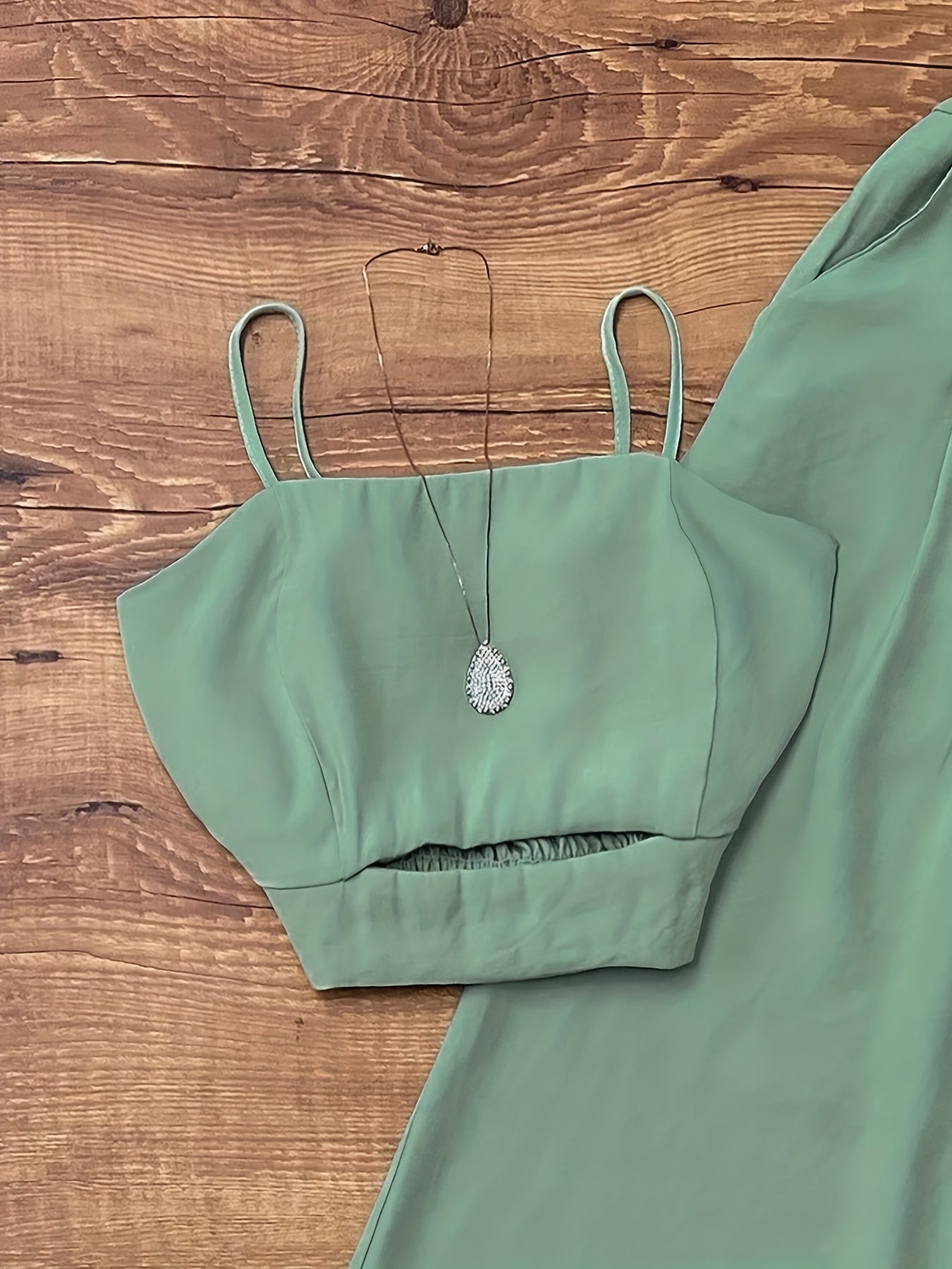 Dame to-delt sett elegant – høytlivsbukse med vide ben og crop top, ideell for vår og sommer