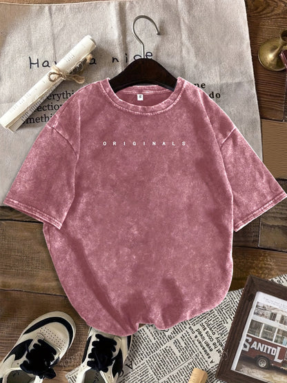 Damska casualowa koszulka uliczna z nadrukiem i jeansowe szorty – idealne na lato