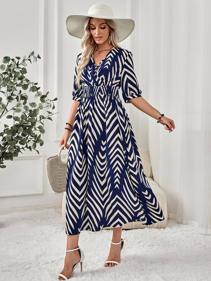 Dame maxikjole med chevronmønster og slå-om-look – Elegant fritids- og sommerstil