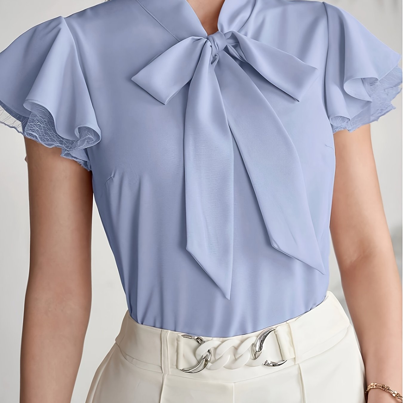 Damska bluzka z rękawami motylkowymi i kołnierzem z kokardą – Elegancki look do biura i na lato