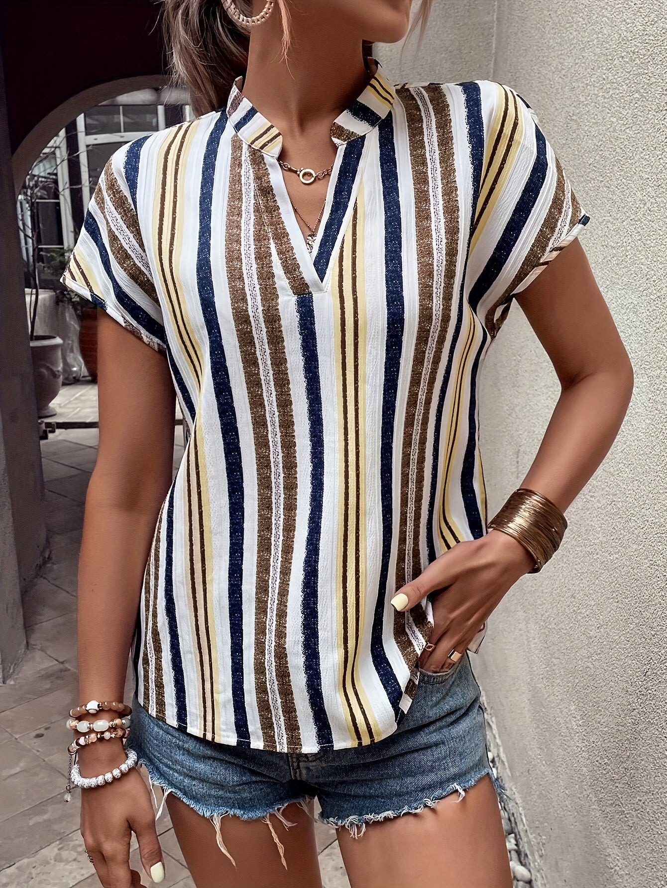 Dame elegant sommerbluse med stripemønster og V-hals – Perfekt for fritid og hverdag