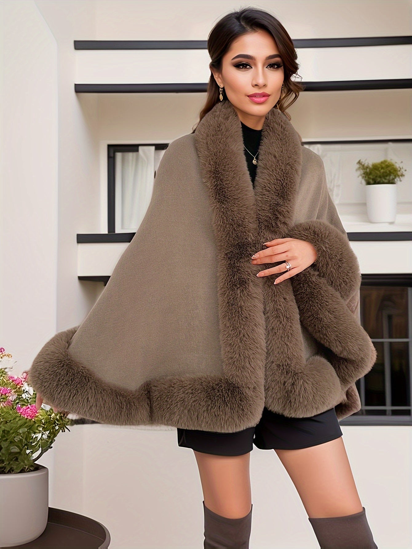 Mantella da donna con bordo in ecopelliccia: elegante poncho-stola in vari colori