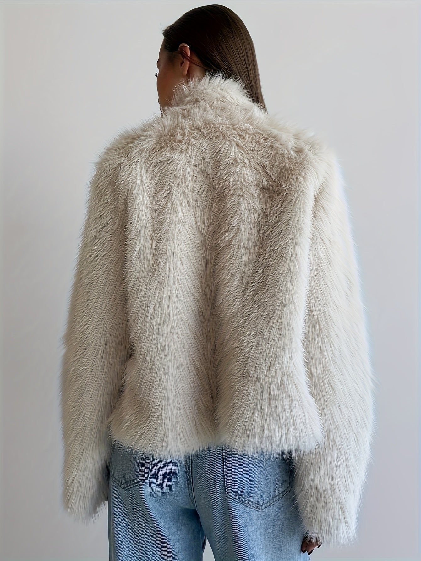 Giacca da donna in pelliccia sintetica beige con fibbie e collo alto