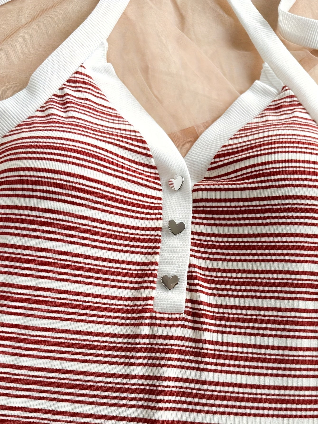 Damski kombinezon jednoczęściowy w paski z listwą na guziki – letni kombinezon na co dzień w eleganckim stylu retro