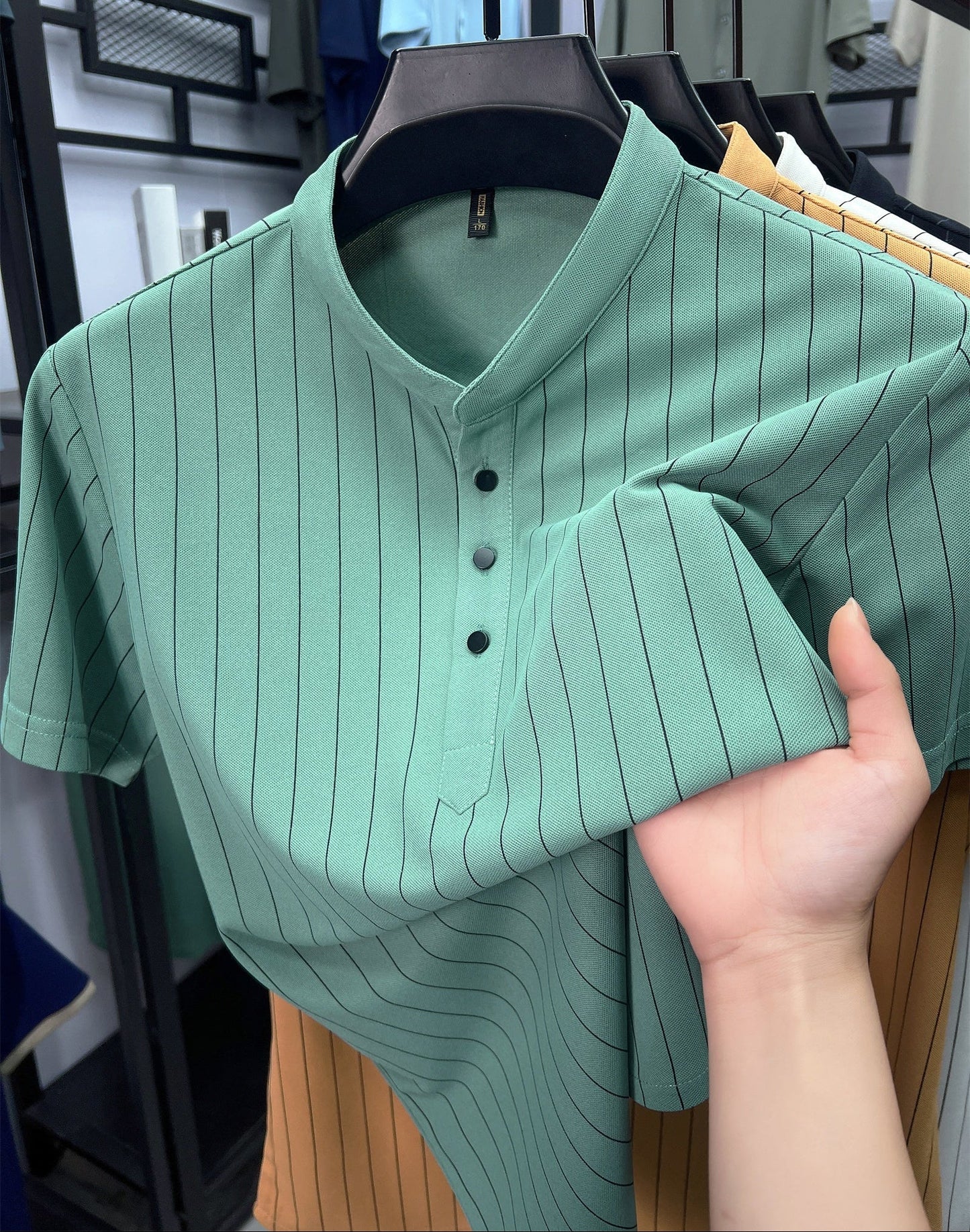 Męska koszula z krótkim rękawem, stójką i prążkami do stylizacji smart casual