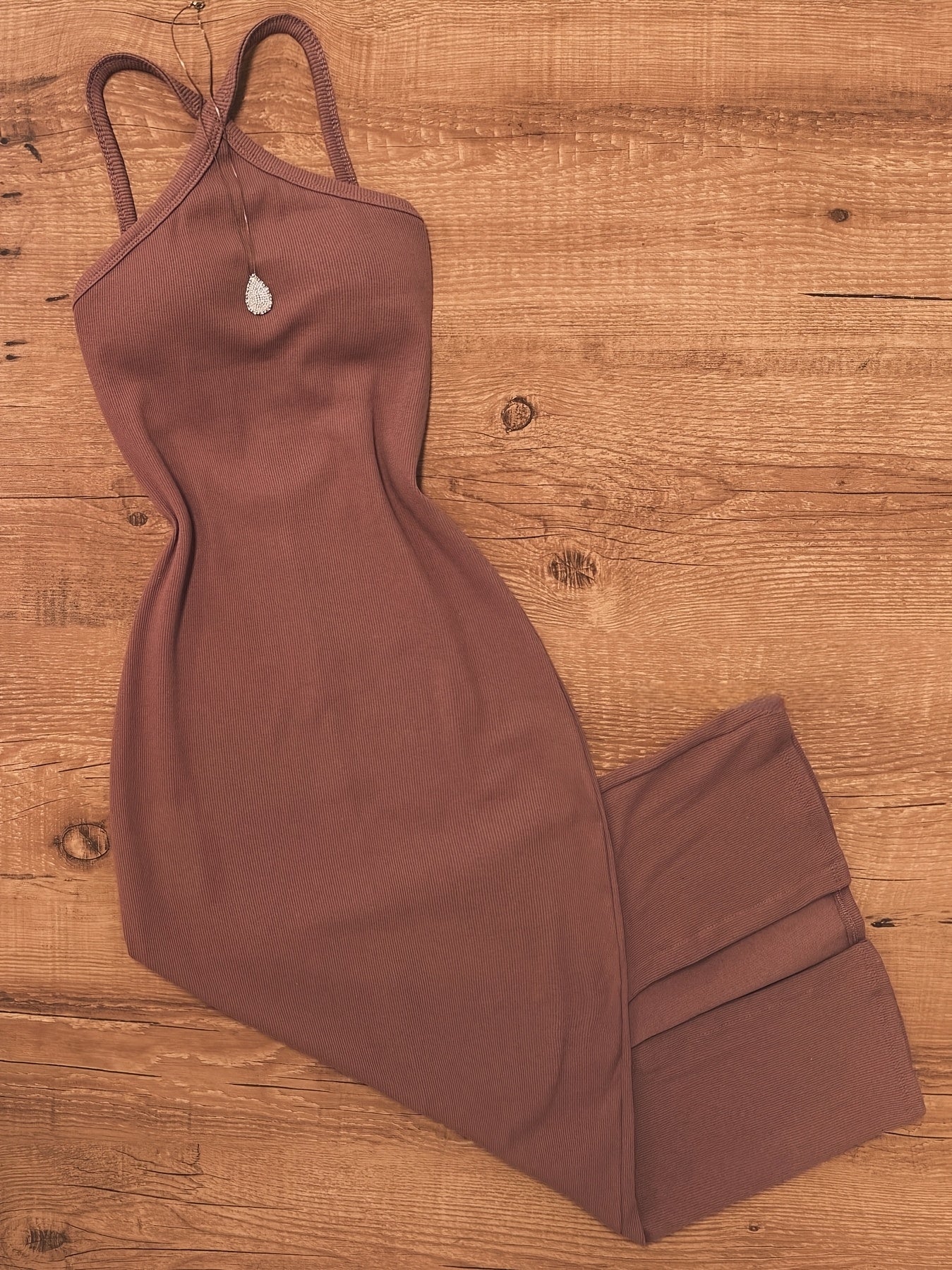 Dame bodycon midikjole med halterneck og moderne, figursyet snit – Perfekt til sommer og fritid