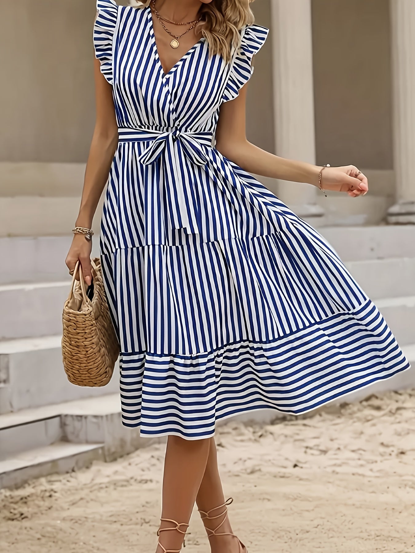 Robe d'été femme élégante rayée avec ceinture à la taille et manches à volants – Parfaite pour les loisirs et les vacances