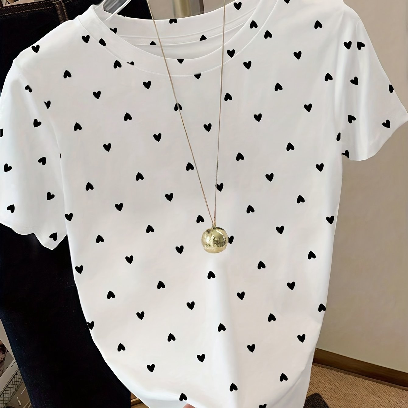 Dame T-shirt med Prikker – Elegant Fritidsstil til Sommeren