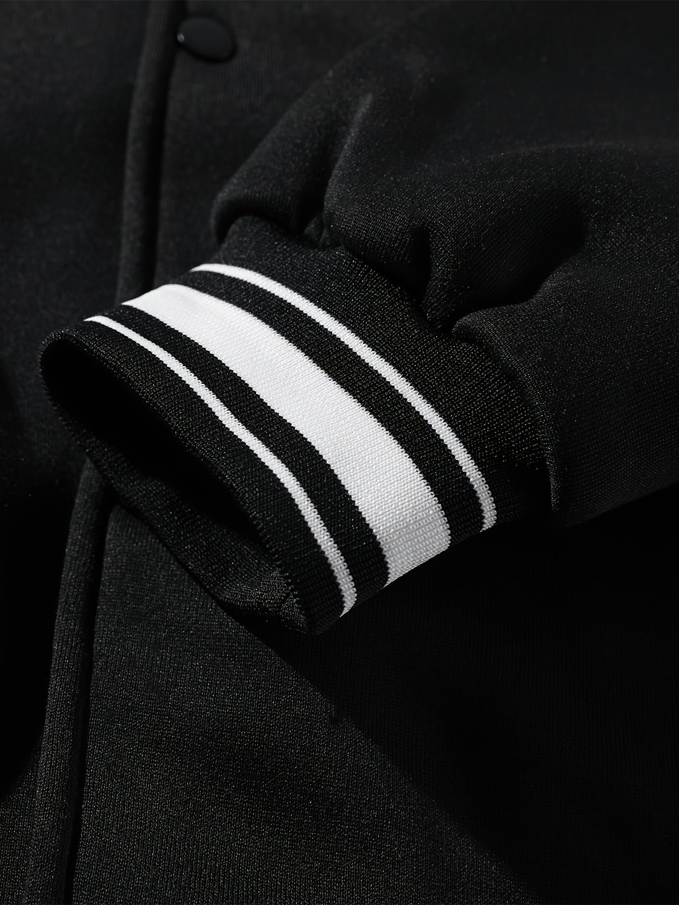 Heren-honkbaljack met capuchon, college-stijl, drukknopen, contrasterende mouwen en tekstcuntegn