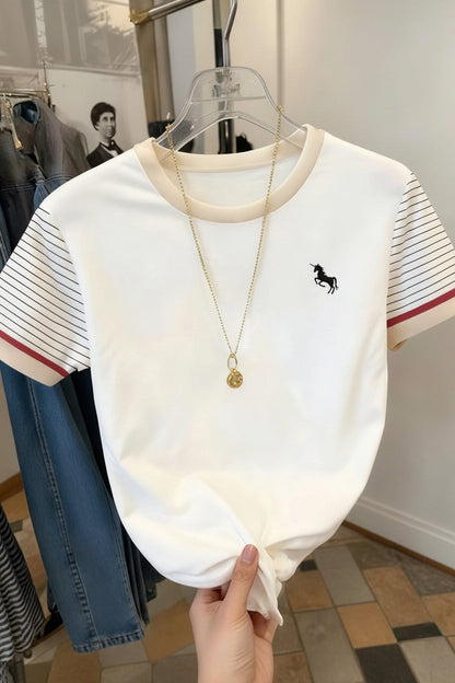 Damska koszulka z logo jednorożca i rękawami w paski – casualowy streetstyle