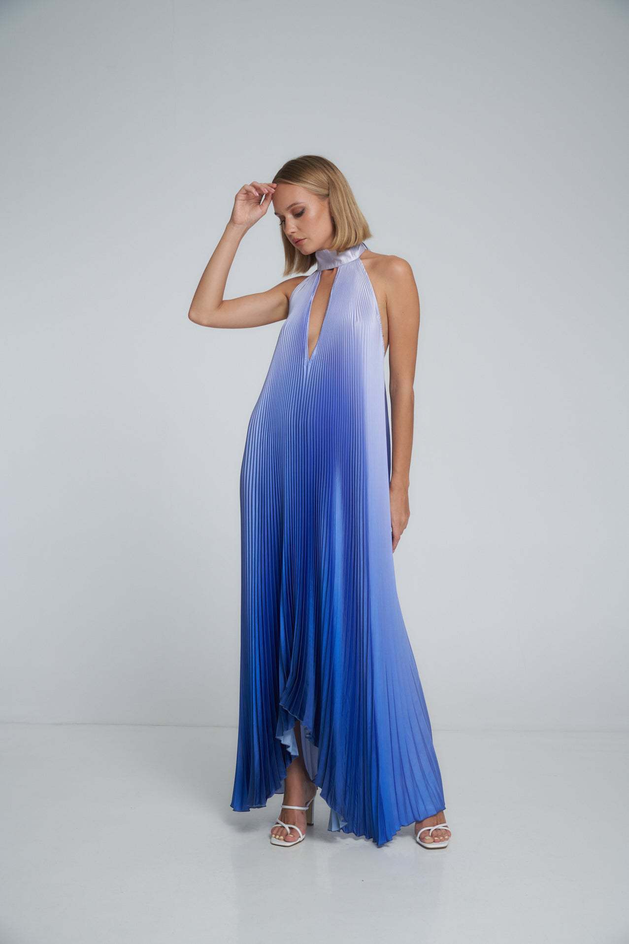 Chelsea – Vestido fluido con escote en V profundo y diseño de espalda descubierta