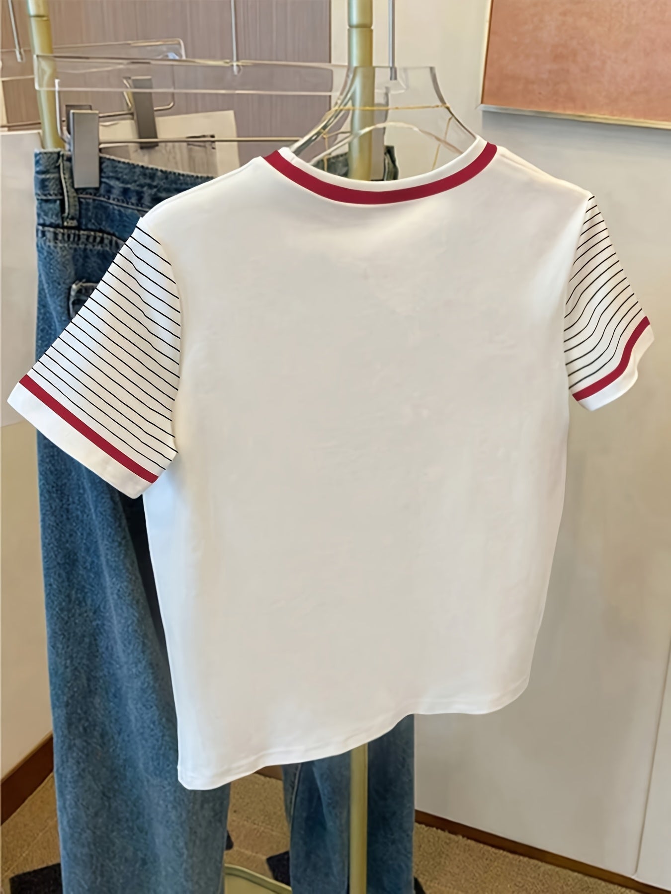 Damska koszulka z logo jednorożca i rękawami w paski – casualowy streetstyle