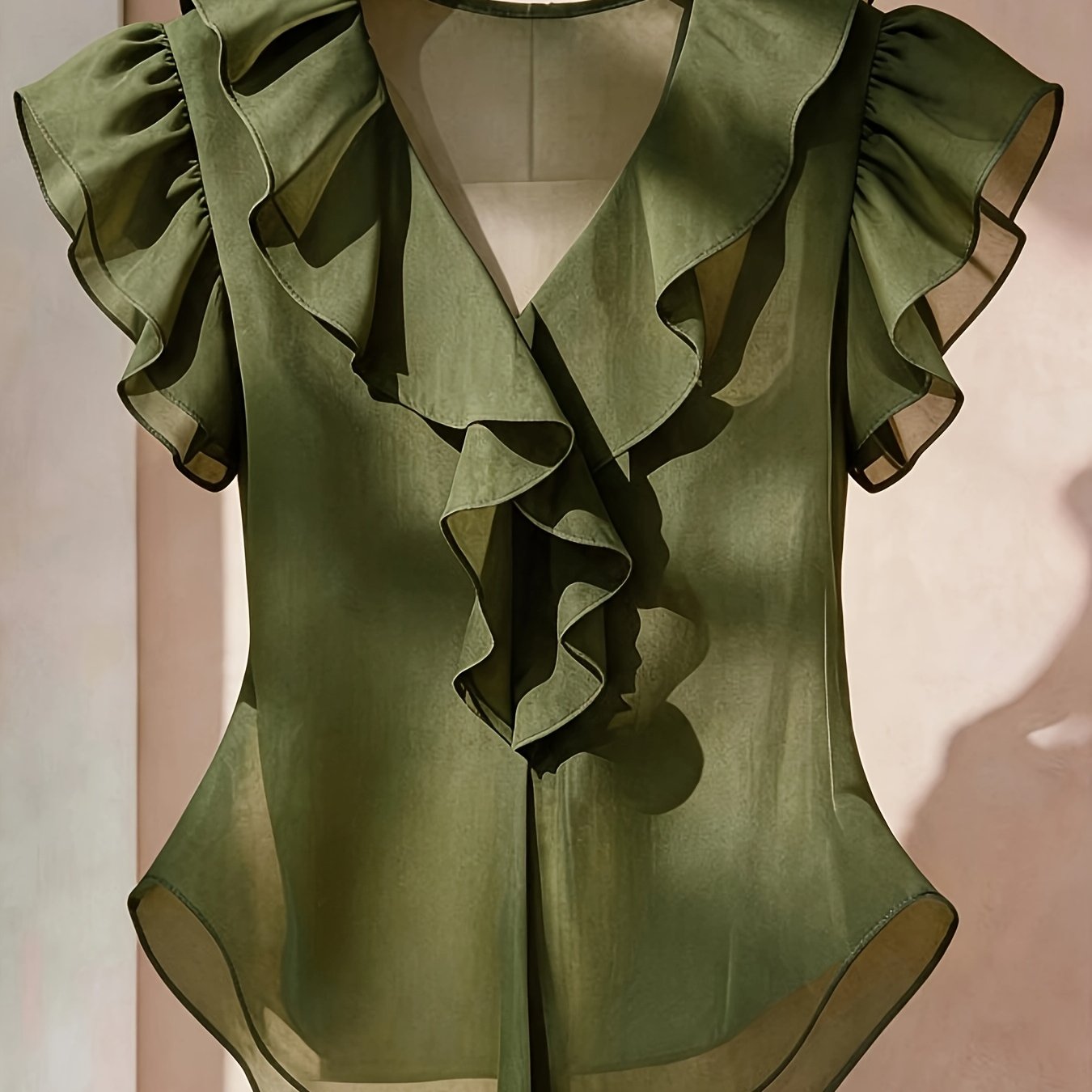 Damevolantbluse med V-hals og volanger – Elegant chiffongbluse for kontor og kveld