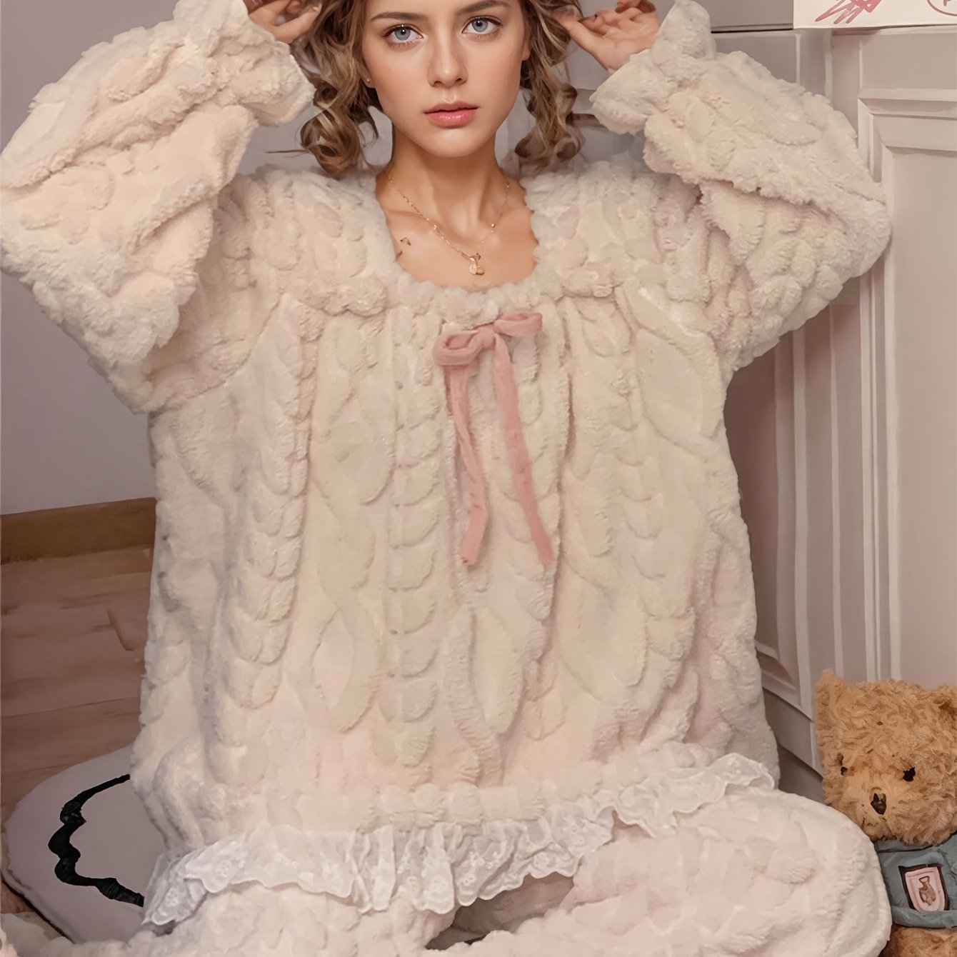 Damen Kuschel-Pyjama Set Hellbeige mit Rüschen und Schleife