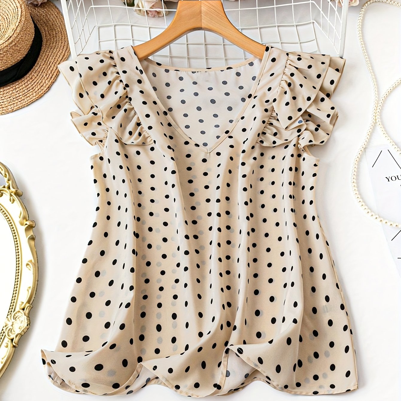Damblus med polka dots, volangärmar och V-ringning – elegant, feminin stil för kontor och fritid