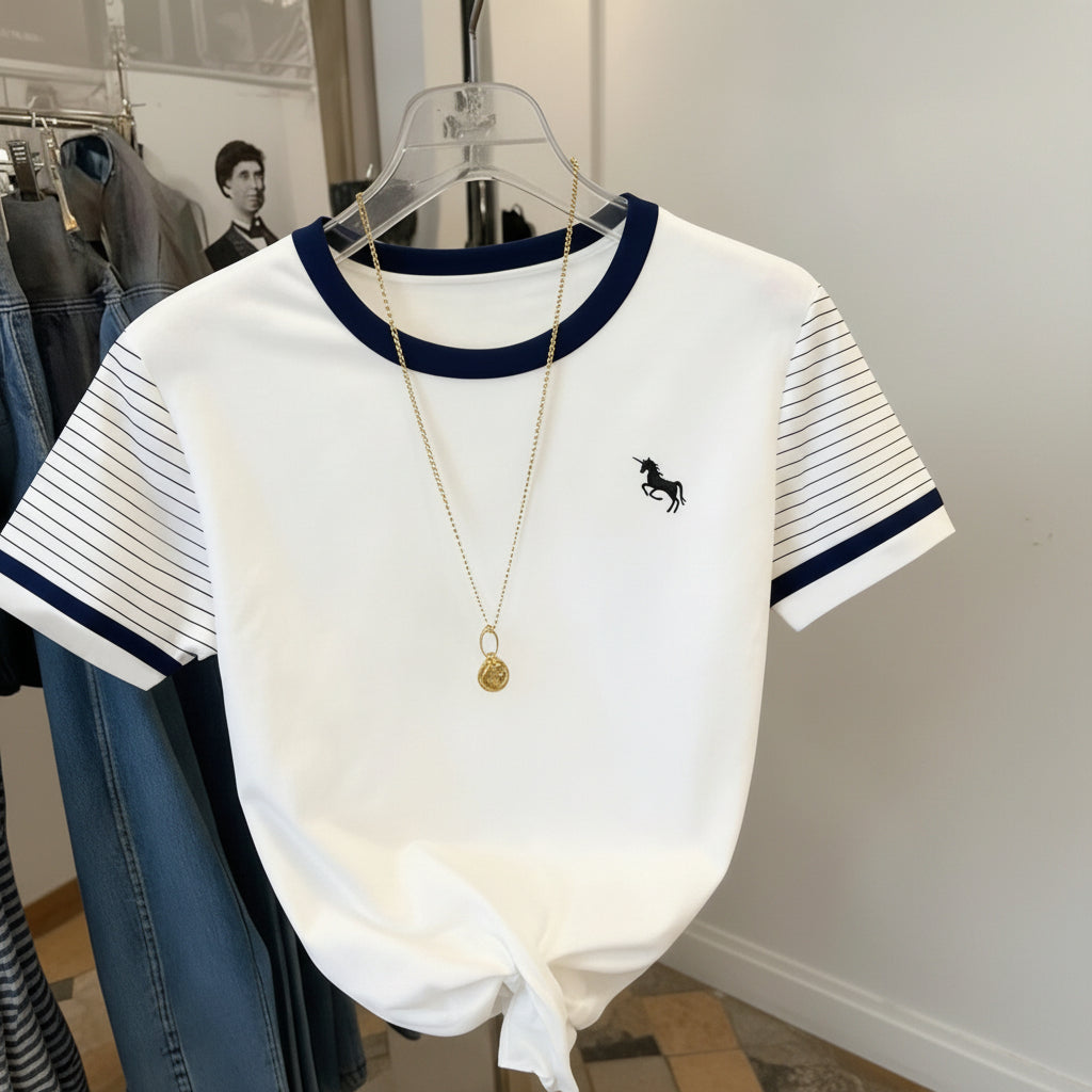 Damska koszulka z logo jednorożca i rękawami w paski – casualowy streetstyle