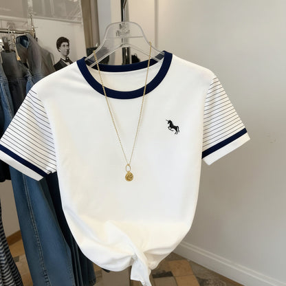 Damska koszulka z logo jednorożca i rękawami w paski – casualowy streetstyle