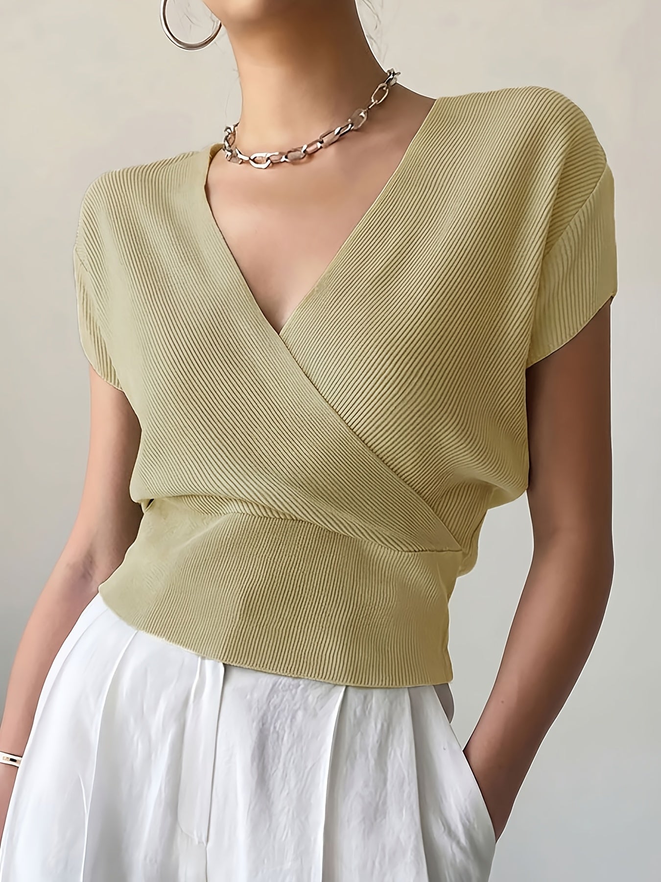 Dames wikkelshirt met V-hals en korte mouw – Modern vrijetijdstopje