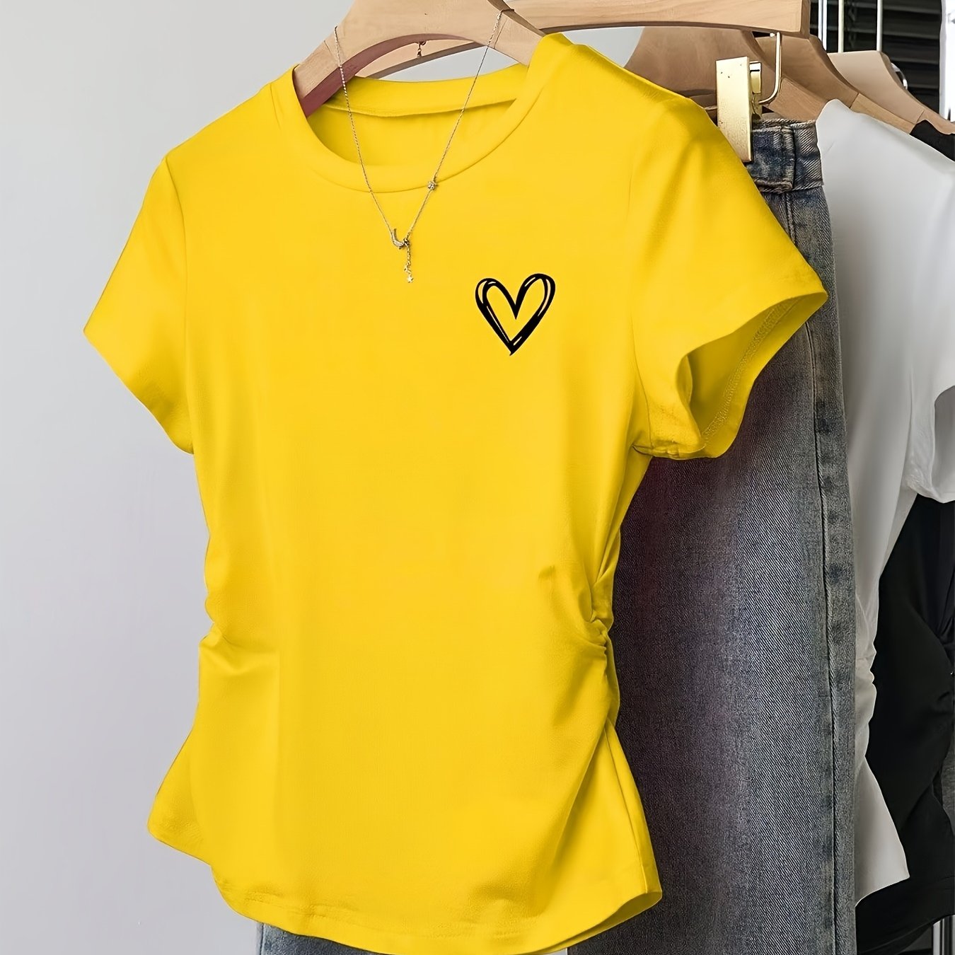 Camiseta para mujer con estampado de corazón y corte moderno – Ideal para día a día y ocio