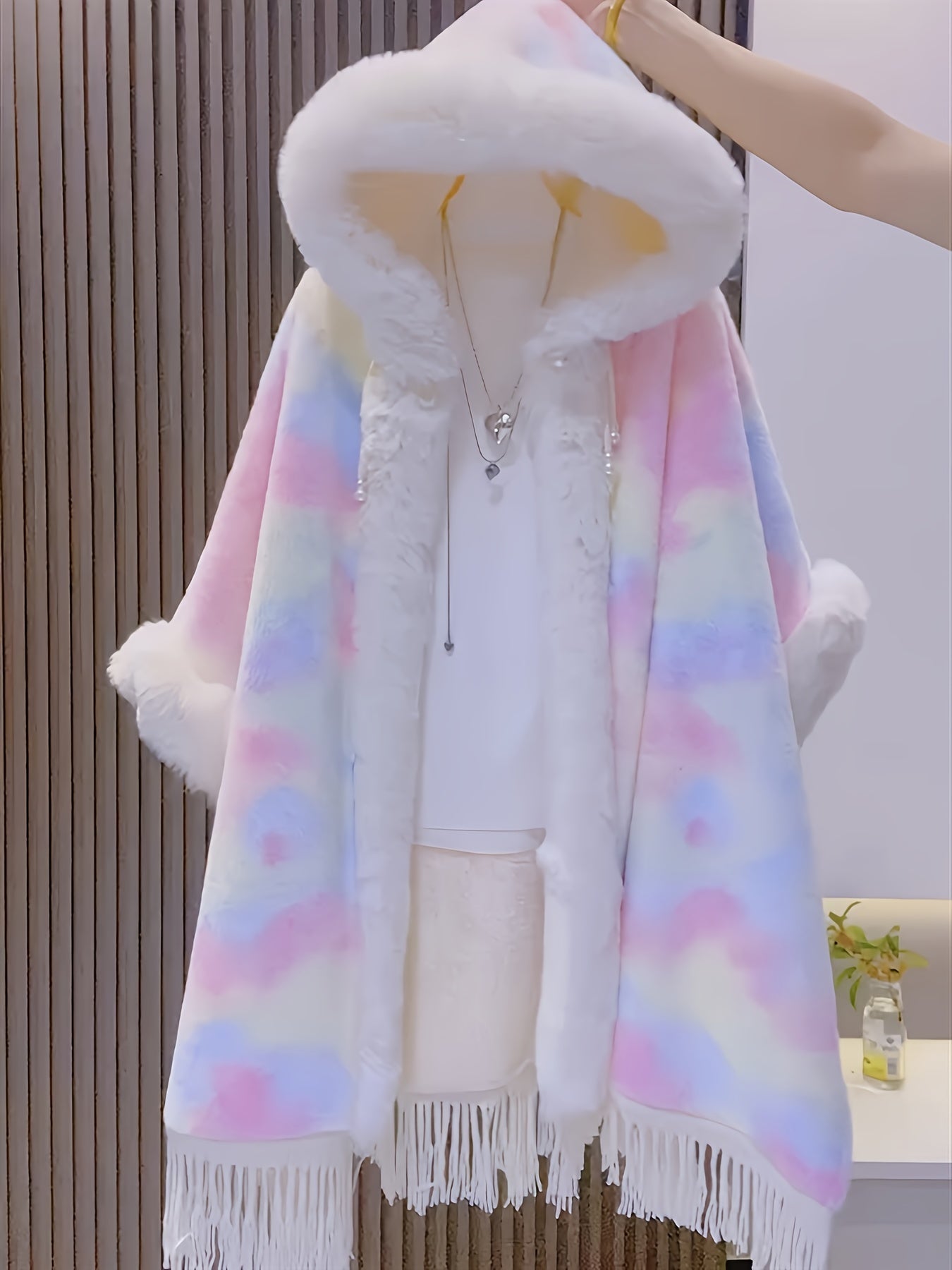 Bunter Cape mit Kapuze und Fransen aus Plüschmaterial