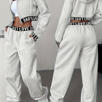 Sportieve dames-loungewear-tweedelige set met cropped hoodie en broek, band met het opschrift ‘LOVE’