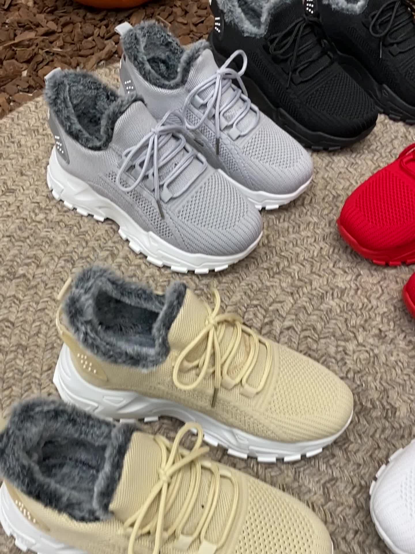 Damen Sneaker mit Fellfutter, Profilsohle und Schnürung