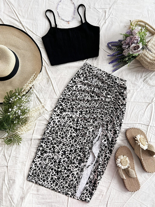 Dame sommerferieoutfit: Croptop og midinederdel med blomsterprint, moderigtigt og alsidigt