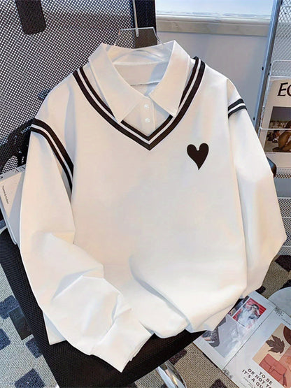 Hvid langærmet pullover med V-udskæring, striber og hjertemotiv