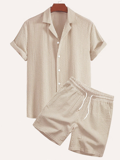 Conjunto para hombre de dos piezas – Atuendo de verano a rayas con camisa de manga corta y pantalones cortos – Estilo vacacional casual y elegante