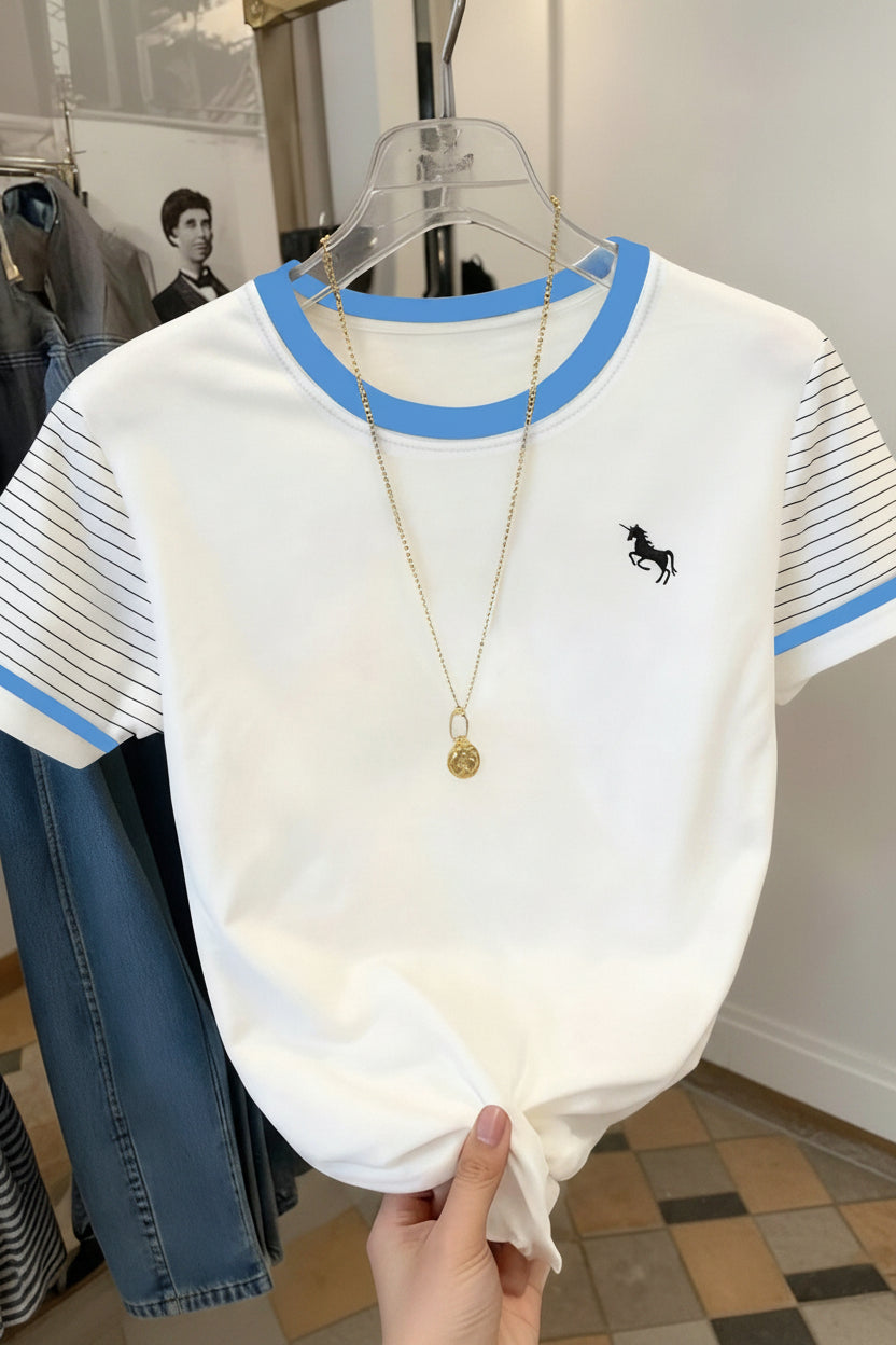 Damska koszulka z logo jednorożca i rękawami w paski – casualowy streetstyle