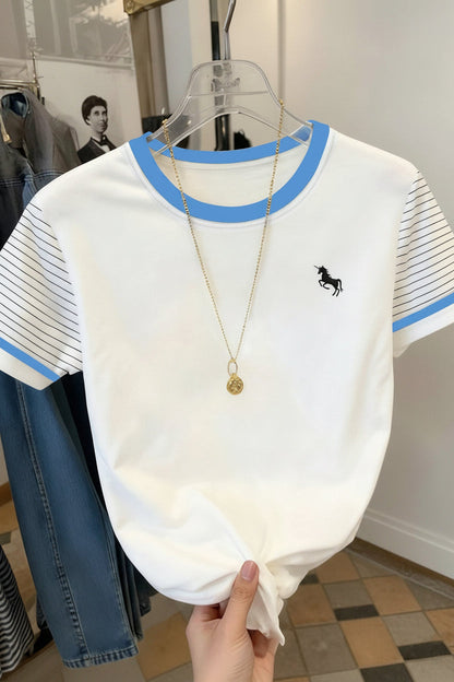 Damska koszulka z logo jednorożca i rękawami w paski – casualowy streetstyle