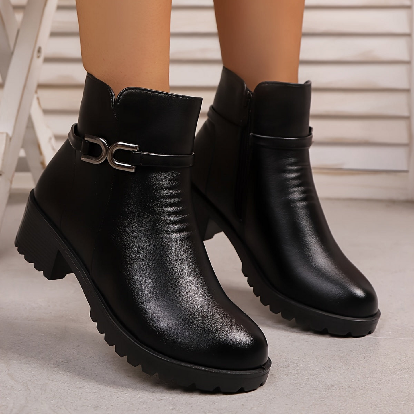 Damen Stiefelette mit Zierschnalle und seitlichem Reißverschluss, Schwarz