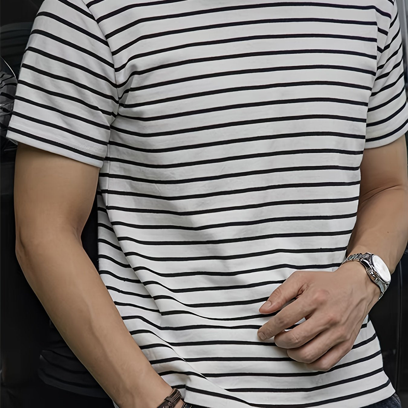 Męski T-shirt z klasycznymi paskami – krótki rękaw, nowoczesny i wszechstronny