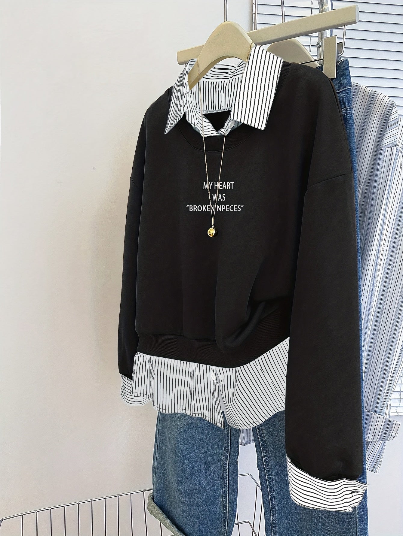 Damen Sweatshirt mit Hemdkragen-Optik & Schriftzug, Zweiteilig Marineblau Gestreift