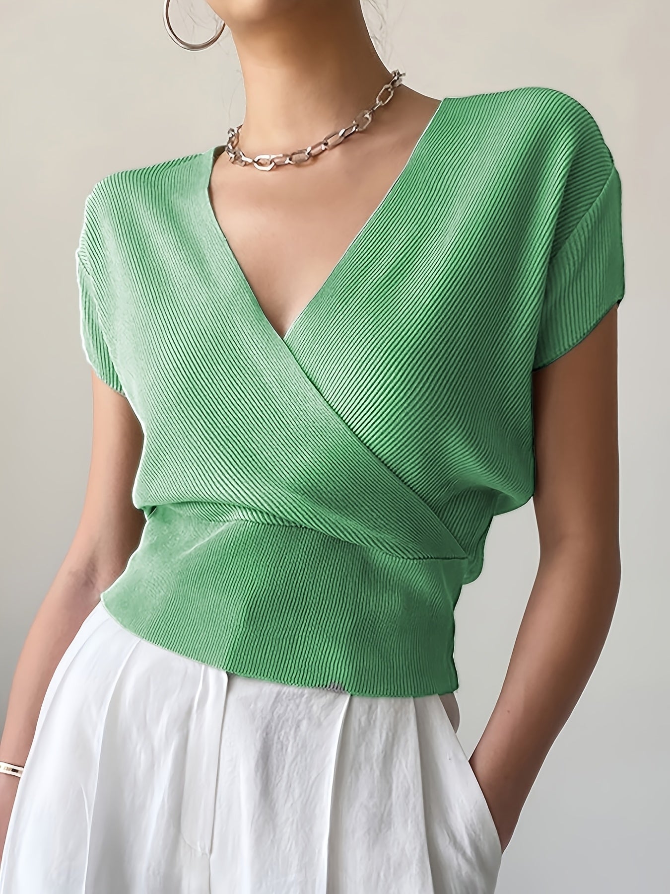 Dames wikkelshirt met V-hals en korte mouw – Modern vrijetijdstopje