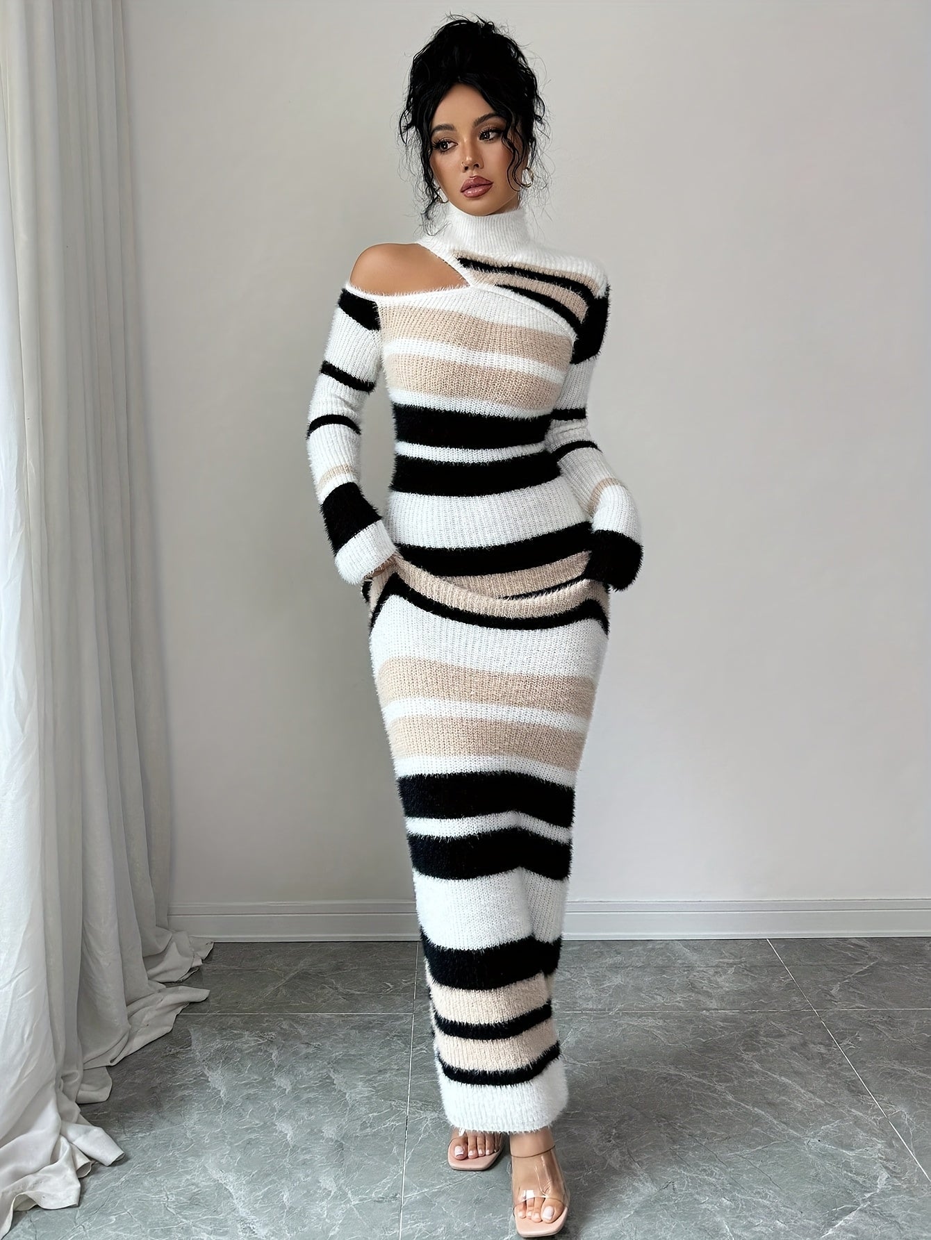 Abito maxi da donna in maglia a righe, a collo alto, con spalle cut-out