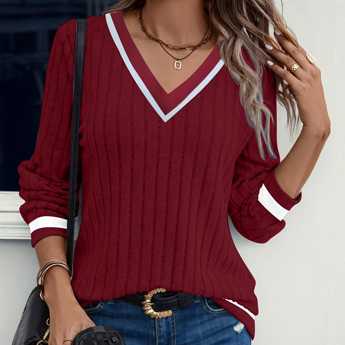 Damebluse med lange ærmer, V-hals og stribede manchetter, struktureret look